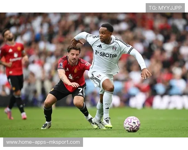 曼联中场突破后插上头球破网成比赛转折点